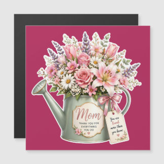 Een boeket bloemen in een gietkan voor mama 