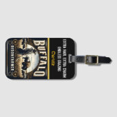 Een boer die naar bizons neigt in gouden velden bi bagagelabel (Voorkant (horizontaal))