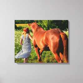 Een Boerderijen meisje en haar paardengalerij omwi Canvas Afdruk