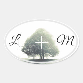 Een boom in de mist met letters ovale sticker