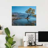 Een boom in een meer poster (Thuiskantoor)