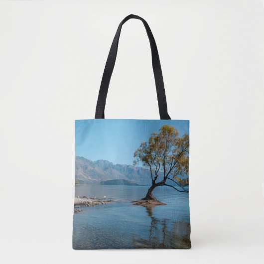 Een boom in een meer tote bag (Voorkant)