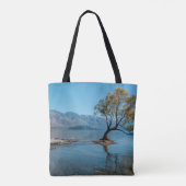 Een boom in een meer tote bag (Achterkant)