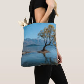 Een boom in een meer tote bag (Dichtbij)