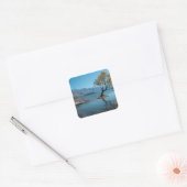 Een boom in een meer vierkante sticker (Envelop)