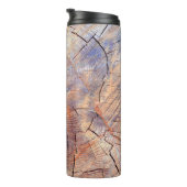 Een boom in een snede. Logt knollen in de bossen. Thermosbeker (Geroteerd rechts)