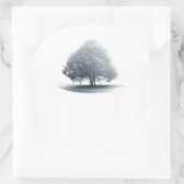 Een boom in mist ovale sticker (Tas)