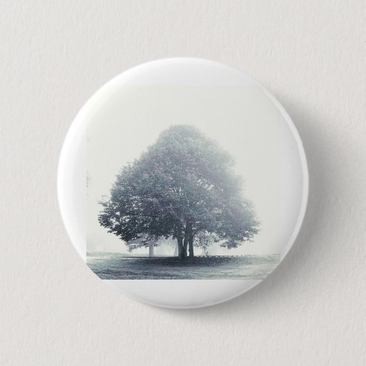 Een boom in mist ronde button 5,7 cm (Voorkant)