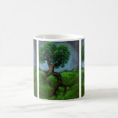 Een boom op een heuvel koffiemok (Center)