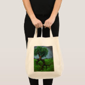 Een boom op een heuvel tote bag (Voorkant (product))