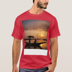 Een boot op de Mekong Delta in Vietnam bij zonsond T-shirt