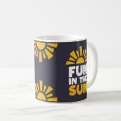 Een bord dat plezier op de zon zegt koffiemok (Voorkant rechts)