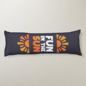 Een bord dat plezier op de zon zegt lichaamskussen (Achterkant)