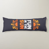 Een bord dat plezier op de zon zegt lichaamskussen (Voorkant)