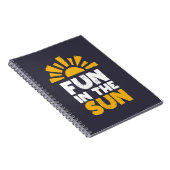 Een bord dat plezier op de zon zegt notitieboek (Rechterzijde)