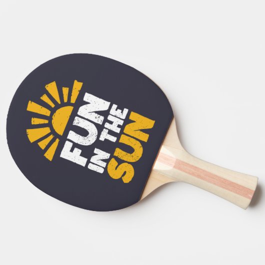 Een bord dat plezier op de zon zegt tafeltennisbatje (Zijkant)