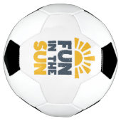 Een bord dat plezier op de zon zegt voetbal (Gedraaid)