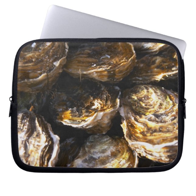 Een bord met oesters. laptop sleeve (Voorkant)