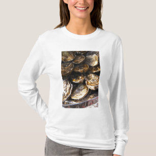 Een bord met oesters. t-shirt