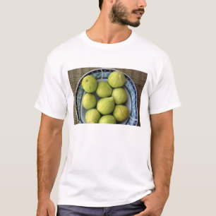Een bord met verse mediterrane vijgen t-shirt