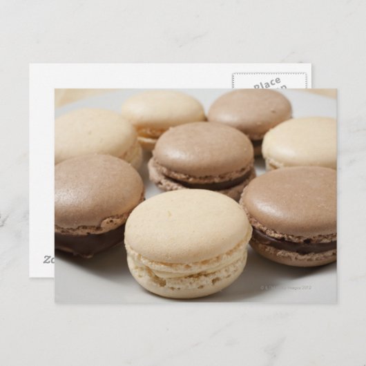 Een bord van chocolade en vanille-Macarons, de Briefkaart (Voorkant / Achterkant)