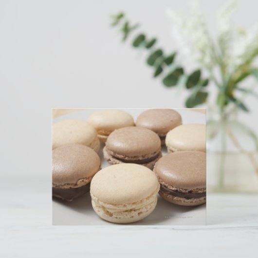 Een bord van chocolade en vanille-Macarons, de Briefkaart (Staand voorkant)