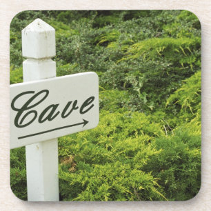 Een bordje dat wijst naar de wijnkelder (Cave) in Onderzetter