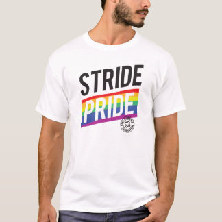 Een borst-"Stride Pride"-T-shirt houden T-shirt