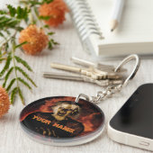 Een boze heks met pompoen. Halloween Sleutelhanger (Voorkant Rechts)