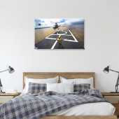 Een Braziliaanse Eurocopter bereidt zich voor op h Canvas Afdruk (Insitu (Slaapkamer))