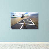 Een Braziliaanse Eurocopter bereidt zich voor op h Canvas Afdruk (Insitu (Houten vloer))