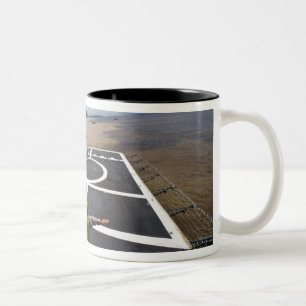 Een Braziliaanse Eurocopter bereidt zich voor op h Tweekleurige Koffiemok