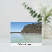Een briefkaart van een mooi meer in Rotorua (Staand voorkant)