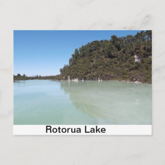 Een briefkaart van een mooi meer in Rotorua