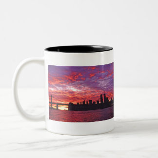 Een briljante zonsondergang met het Silhouet van h Tweekleurige Koffiemok