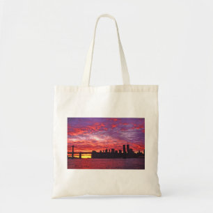Een briljante zonsondergang, Silhouette van de ond Tote Bag