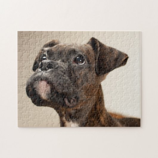Een Brindle Boxer puppy die vreemd opkijkt. Legpuzzel (Horizontaal)