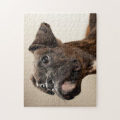 Een Brindle Boxer puppy die vreemd opkijkt. Legpuzzel (Verticaal)