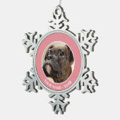 Een Brindle Boxer puppy die vreemd opkijkt. Tin Sneeuwvlok Ornament (Rechts)