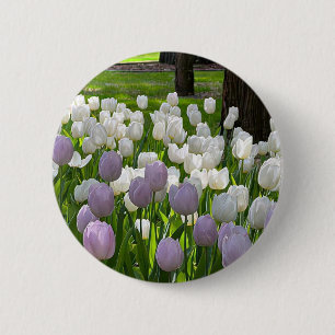 Een broche met mooie witte en violette bloemen. ronde button 5,7 cm