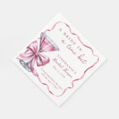 EEN BRUID IN EEN ROZE PINK MARTINI BRIDAL SHOWER SERVET (Hoek)