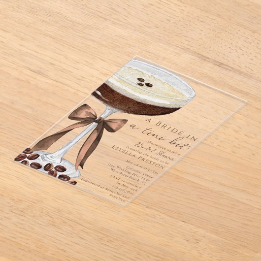 Een bruid in een Tini Bit Martini Vrijgezellenfees Acryl Uitnodigingen (Laagn)
