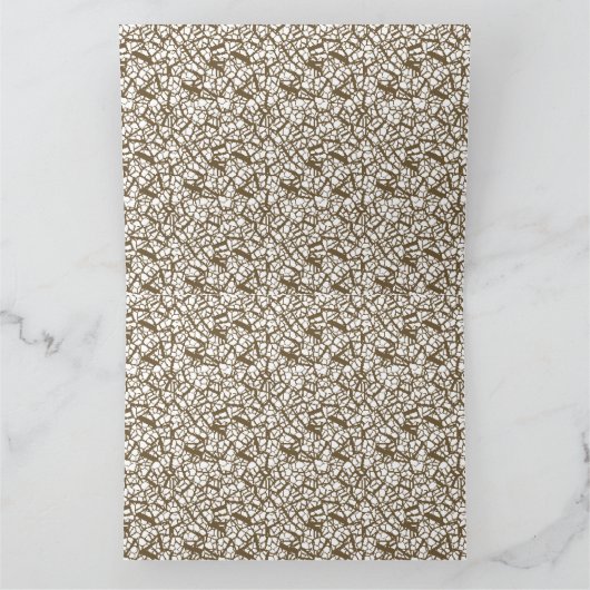 Een bruin tapijt met een geometrisch motief is ged kaart (Binnen)