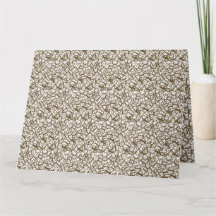 Een bruin tapijt met een geometrisch motief is ged kaart