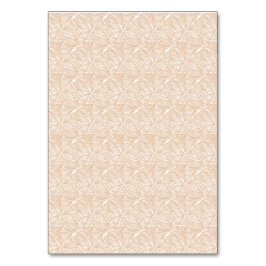 Een bruin tapijt met een ingewikkeld motief ligt o kaart