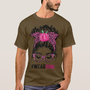 Een bruinbril draag een roze schattige borst t-shirt
