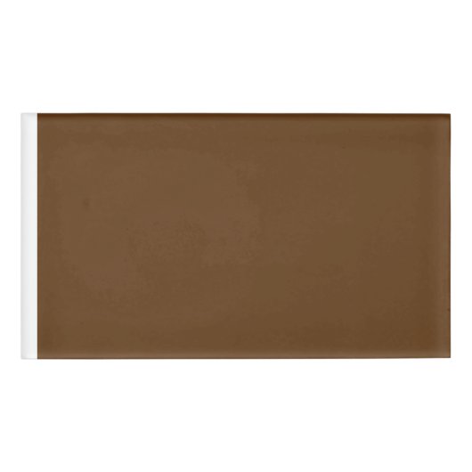 Een bruine achtergrond met een witte rand_ naambadge (Voorkant)