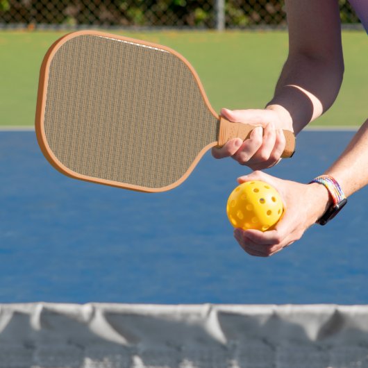 Een bruine en beige gestreepte achtergrond pickleball paddle (Insitu)