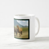 Een bruine IJslandse pony landschap Koffiemok (Voorkant rechts)