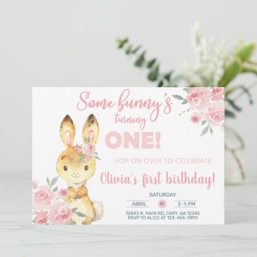 Een bruine konijn en een roze bloemen meisje nodig kaart (Staand voorkant)